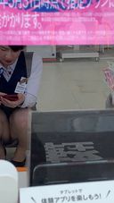 Mobile phone shop clerk crouching panchira shortcut beauty
