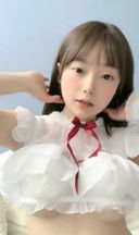 可愛的娃娃臉女孩在中國交付蝕刻