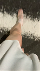 【Leg fetish】I walked on the road at night in a large tank top. [No bra]