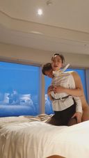 고층 호텔에서 날씬한 OL을 초대해 섹스하는 셀카 영상.
