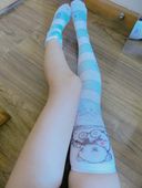 自拍服裝美麗女孩條紋膝蓋襪和濕粉色
