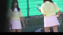 테니스 코트에서 옷을 갈아 입으십시오! 시골의 테니스장에서 옷을 갈아 입는 두 소녀를 몰래 촬영!