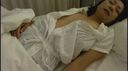 入院患者さんが眠っている隙に、胸元をこっそりめくって乳首を観察してやったった。　01