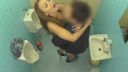 【Peeping】Geki Kawa! Rebechi gal theft * shooting success! Chara man and raw saddle in a public toilet [There is a fixed point 4 turtle close-up]