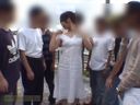 一名前公務員的已婚婦女中午在旅遊景點交替吮吸多個男人的，多次中槍打臉