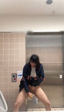 바나나로 자위하는 아마추어 셀카입니다. 친구가 있는 시설의 화장실에서 나는 복도에서 여자의 목소리를 들으면서 바나나로 자위를 하고 있었다.