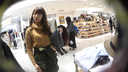 쇼핑몰에서 한 여성이 치마 밑을 걷고 있었다.