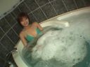 (없음) 《옛날 영화》컵 미유의 사에 히로미. 우선은 수영복 차림으로 목욕에 들어가 로션 자위를 보여줍니다.
