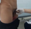 真實的醫療視頻！ 一個小男孩在包莖手術前的陰莖檢查中勃起！ ！！ w