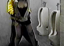 【個人拍攝】在廁所曝與毛交配，深陰道被挖得深，播種活塞加速，瘋狂綻放而不解開的討厭媽媽熱乎乎的享受精液。 在黑暗的廁所裡，一根肢體漂浮起來。