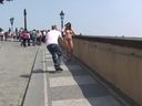 【露出倶楽部】観光地を全裸で歩いて老若男女と写真を撮る腰のくびれがセクシーなむちむち巨乳デカ尻パイパンお姉さん【動画】