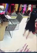 [Real cheating evidence video] The camera set up by the husband shows the actual act of adultery in the store between the wife of the clothing store manager and the delivery clerk