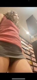 [Nasty married woman amateur masturbation while being seen at a manga café] Masturbation while being peeked at the seat room of a manga café after an exposure walk in the manga corner