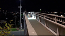 [個人拍攝] Gachi★ Erika在住宅區裸體行走時遇到行人，人行天橋上有許多汽車，可以欣賞美麗的夜景！
