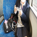 電車内で向かいに座るむちむちKちゃんロックオン！なんとパンツにシミができちゃってる！