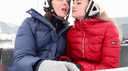 ニューハーフとガールフレンドがスキーに出かけています！