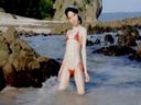 〈Monashi〉A slender beauty with small wears a bright red micro bikini and decides on a super distressing pose in the sea! The best erotic body! The bikini will slip in the waves and the beachk will be porous! 〈Amateur leaked video〉019