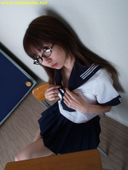Petan daughter with small breasts.　Small breasts of a super glasses schoolgirl with long limbs! [Original work electronic photo book]