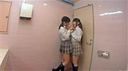 授業をサボって女子トイレでレズ行為に没頭する女子校生たち