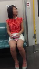 【Train face to face & upside down】Cute woman who seems to see panties from the front of the train
