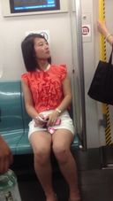 【Train face to face & upside down】Cute woman who seems to see panties from the front of the train