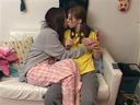 一個離家出走的女兒被帶到一個女同性戀姐妹的家裡