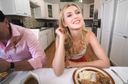 兩個外國美女在吃飯時發情並開始觸摸男人的併發生性關係