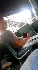 [同性戀]英俊的男人在公共汽車上拿出厚片，在肚子→完成♪自慰