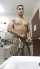 [同性戀]一個21歲的美國軍人獨自脫衣。 最後，成為姜的大。