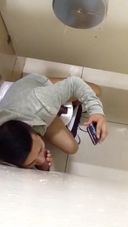 [Gay] Voyeur of a guy who is taking a selfie while sucking a big on the other side of the glory hole of the toilet w