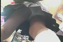 【個人拍攝】女○學生的生內褲低角度顯示！ 超短裙的生腿是最好的！！