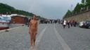 《裸體曝光步行1號（瑪蒂娜）》當我赤身裸體在城市裡走來走去時，一大群人會看到♪我赤裸的身體，所以是的（笑）大家都很好奇做這種行為的女人www