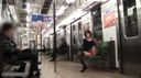 一位理髮師和單身母親通過在火車和車站上暴露她的屁股來向多名乘客炫耀以賺取收入。