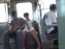 【本編顔出し】元公務員の人妻が電車内で複数の男にランダムにいじられ、フェラして、座席で本番する