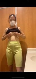 [Amateur married woman amateur toilet masturbation at the facility as it is after running] Exposed masturbation in the hand washing area of the toilet where it is not strange who comes Personal shooting Shaved