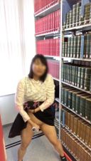 It's a selfie,,,In a quiet library, there were no tools, so I put the handle of the umbrella in my and masturbated around,Exposed masturbation feels good、、、