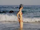 〈Monashi〉A slender beauty with small wears a bright red micro bikini and decides on a super distressing pose in the sea! The best erotic body! The bikini will slip in the waves and the beachk will be porous! 〈Amateur leaked video〉019