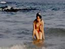 〈Monashi〉身材苗條的小美女穿著鮮紅色的微型比基尼，決定在海裡擺出一個超級令人心疼的姿勢！ 最好的色情身體！ 比基尼會在海浪中滑落，海灘會多孔！ 〈業餘泄露視頻〉019