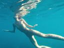 【노출 클럽】팔다리가 긴 모델처럼 스타일링된 날씬한 미녀가 바다를 알몸으로 수중 산책을 즐기는 [동영상]