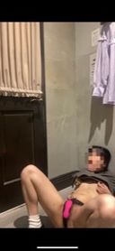 [Nasty married woman squirting masturbation in the fitting room] Vibrator masturbation while talking to the clerk in the fitting room of a department store