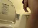 [Masturbation mania] Selfie video of a beautiful sister who loves exhibitionism who masturbates with open legs in the toilet of a certain ● ● ● [onamni.com]