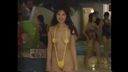 【Exposure】Beautiful woman swimming in a micro bikini in a crowd in an old TV general pool