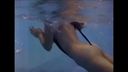 【노출】마이크로 비키니를 입고 일반 수영장에서 많은 군중 속에서 수영하는 늙은 TV 미녀 2