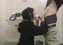【個人撮影】れな23歳公衆トイレでフェラ、ザーメン歯磨き