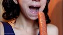 [씹는 페티쉬] 프랑크푸르트 (비엔나 소시지)를 먹는 입 밀착 동영상 "입술, 입, 혀, 치아"(앞)