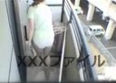 Menhera Housewife with children Masturbating until she cums on the balcony