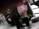 [潘奇拉盜竊●視頻]將包鉤在超短裙業餘愛好者身上，然後翻起裙子！
