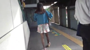 瞄準一個可愛的女孩，偷偷地在車站的樓梯和自動扶梯上翻轉裙子 6分鐘