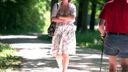 【Overseas exposure】Girls with big breasts glasses take a walk in parks and streets