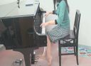 귀엽고 아름다운 다리 젊은 아가씨 피아노 페달 스타킹 맨발 편